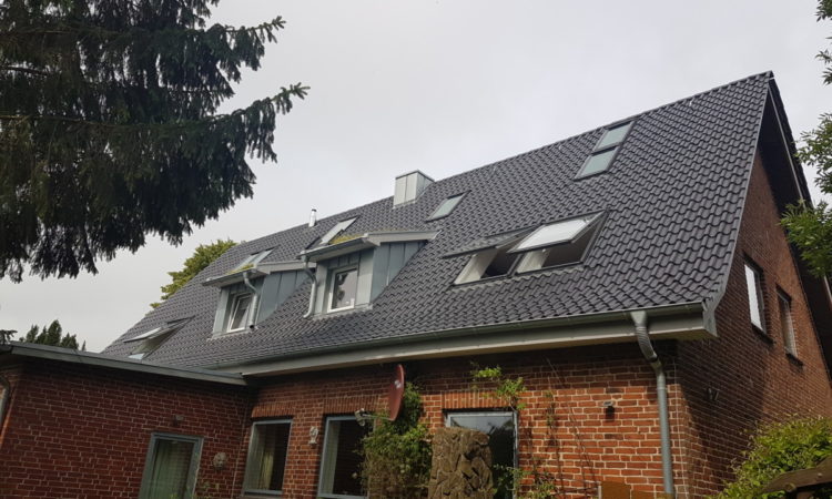 Einbau Von Velux Klapp-Schwingfenstern - Dachdeckerei Dubberstein Kiel