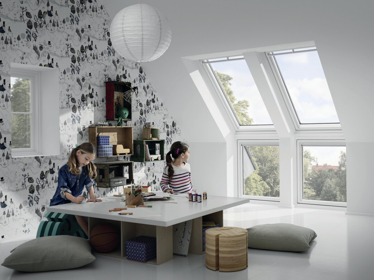 Ein Paradies für Kinder: Fenster-Verlängerungen bis zum Boden ermöglichen ungehinderten Ausblick ins Freie.