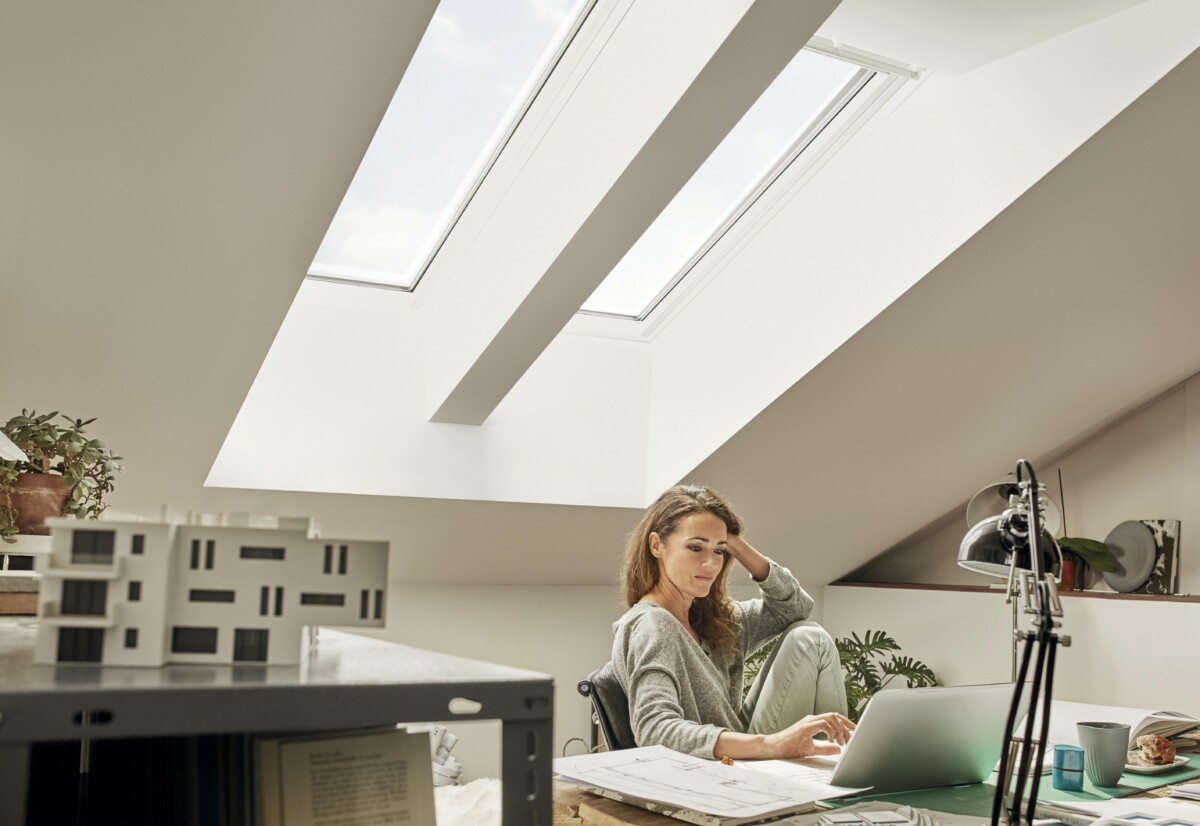 Viel natürliches Licht durch die Kombination von zwei Velux Fenstern sorgt für ein ideales Arbeiten im Homeoffice unterm Dach. 