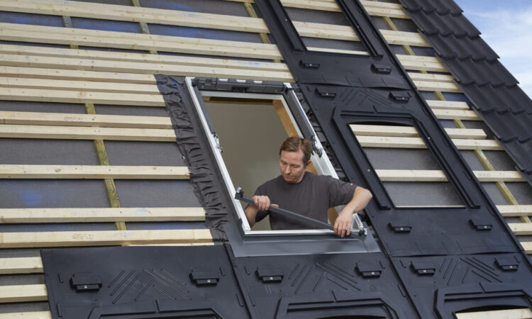 Regensichere Kombination Von Dachfenstern Mit PV-Modulen