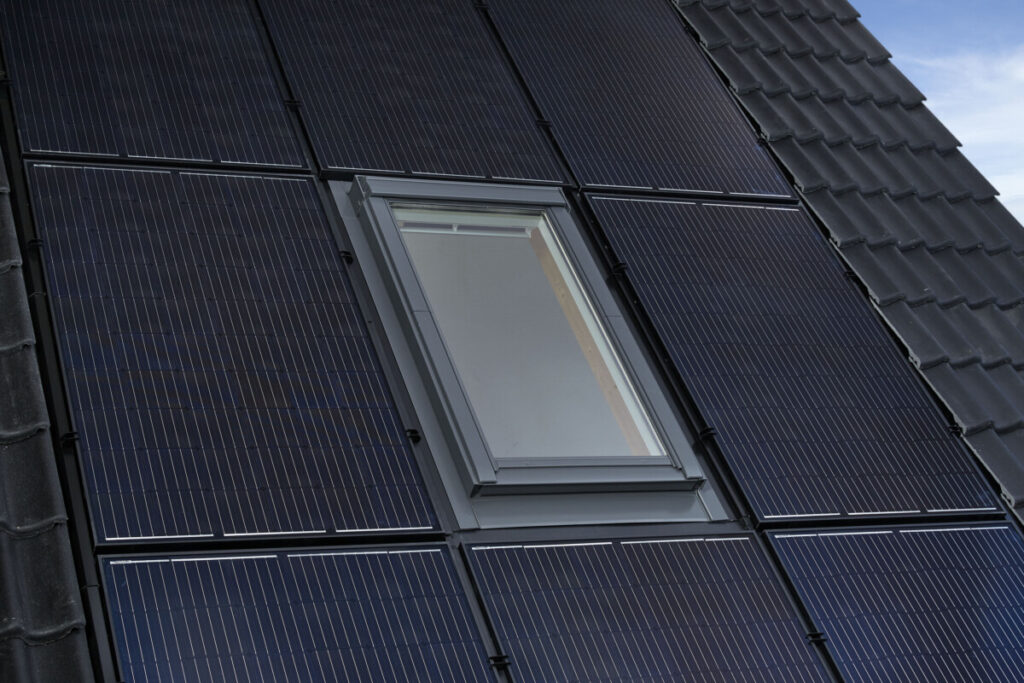 Mit den neuen Eindeckrahmen lassen sich Dachfenster einfach, schnell und sicher in Photovoltaik-Systeme integrieren.