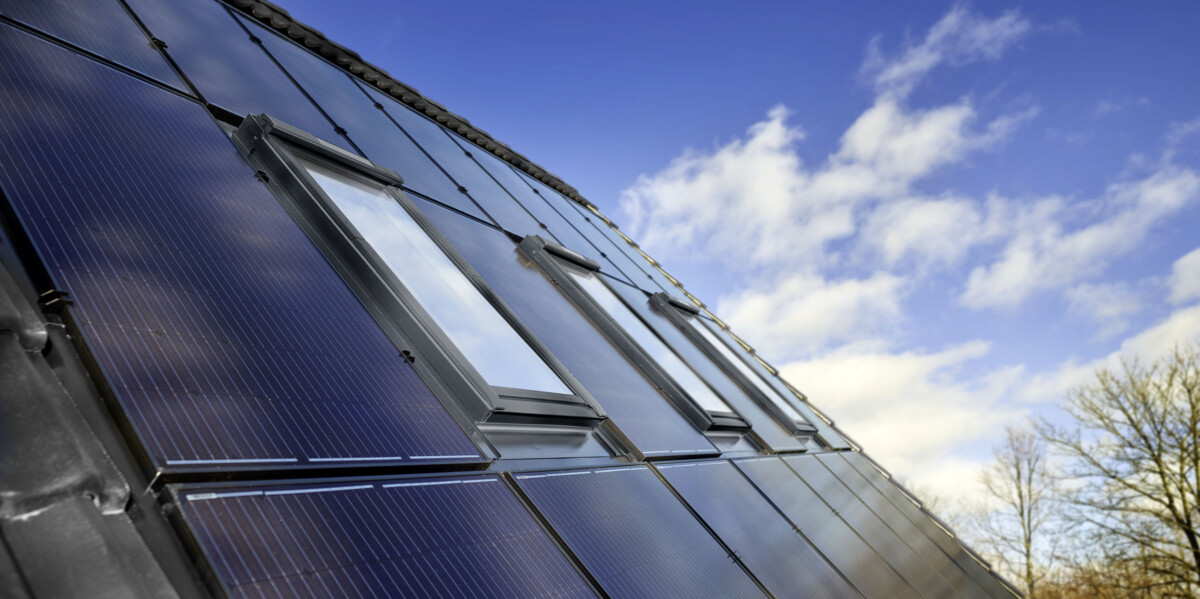 Die Kombination von Photovoltaik-Anlagen und Dachfenstern ist extrem sinnvoll, um das Dach möglichst nachhaltig zu nutzen.