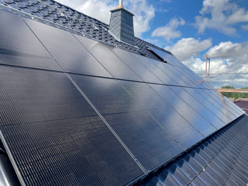 Foto eines Daches mit einer PV-Anlage