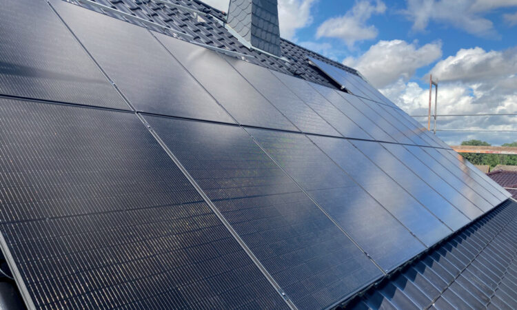 Foto eines Daches mit einer PV-Anlage